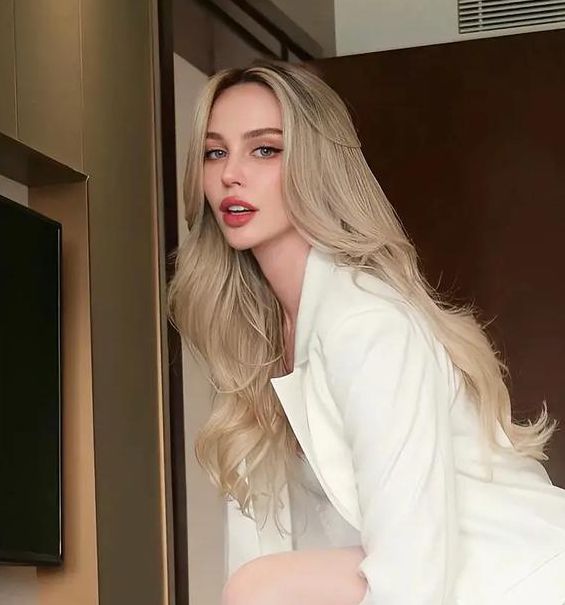 欧美丰满女性高跟鞋显瘦穿搭秘籍:5大长腿搭配法则告别笨重感 欧美丰满女性高跟鞋显瘦穿搭秘籍:5大长腿搭配法则告别笨重感