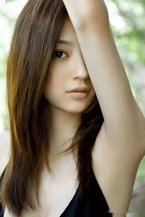 相泽莉娜写真作品解析：人气飙升背后的风格密码与演艺生涯探秘