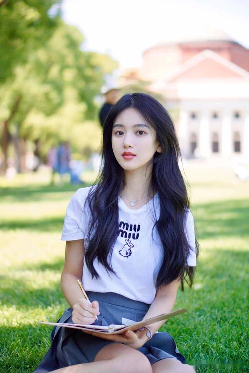 最清纯校花的素颜秘密:校园颜值天花板为何十年如一日无变化? 最清纯校花的素颜秘密:校园颜值天花板为何十年如一日无变化?