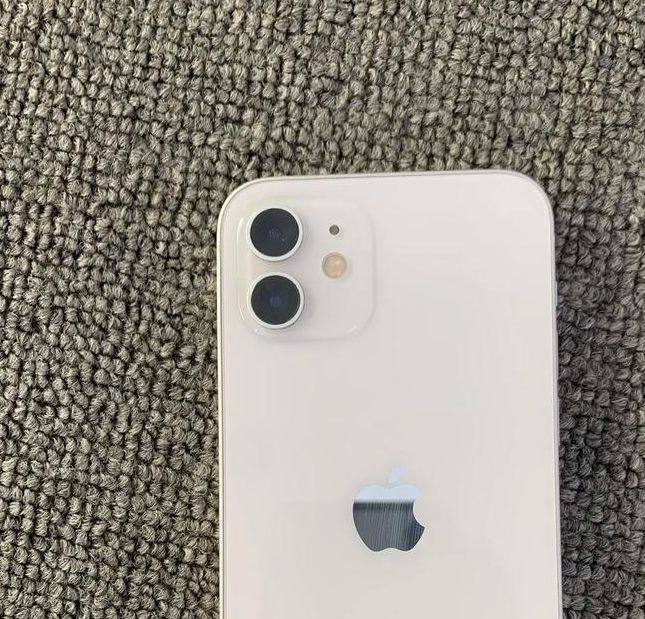 苹果12真机图片高清实拍:全面解析iPhone 12外观设计与屏幕显示细节 苹果12真机图片高清实拍:全面解析iPhone 12外观设计与屏幕显示细节