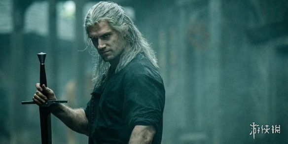 猎魔人换角风波再起？全新杰洛特携神秘武器能否征服观众？