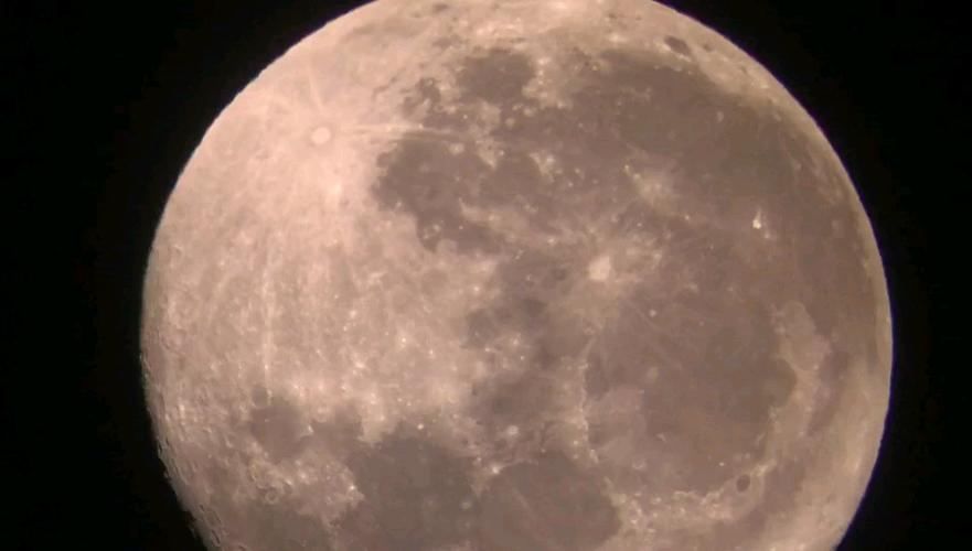 肉眼观月 vs 天文望远镜：月亮快看哪种方式更震撼？专家实测数据揭秘