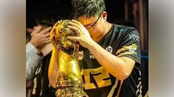 Mlxg透露信息引人注目:UZI是否将加入RNG并重铸银河战舰,可能会有协作的情况。 Mlxg透露信息引人注目:UZI是否将加入RNG并重铸银河战舰,可能会有协作的情况。