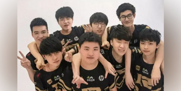 Mlxg透露信息引人注目:UZI是否将加入RNG并重铸银河战舰,可能会有协作的情况。 Mlxg透露信息引人注目:UZI是否将加入RNG并重铸银河战舰,可能会有协作的情况。