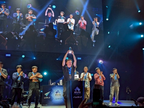 选手ET林家弘在EVO_Japan_2025赛事中成功卫冕,获得《拳皇XV》冠军。 选手ET林家弘在EVO_Japan_2025赛事中成功卫冕,获得《拳皇XV》冠军。