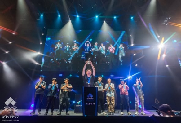 选手ET林家弘在EVO_Japan_2025赛事中成功卫冕,获得《拳皇XV》冠军。 选手ET林家弘在EVO_Japan_2025赛事中成功卫冕,获得《拳皇XV》冠军。