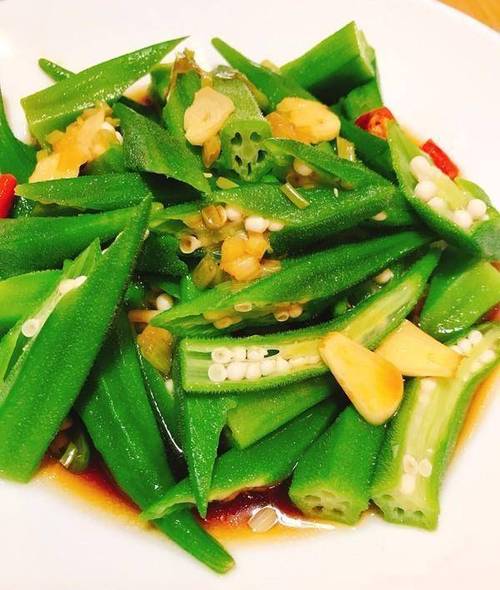 秋葵色多多：清炒vs凉拌，哪种更营养？揭秘健康食谱对比与搭配技巧