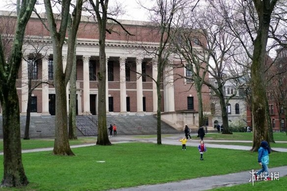 哈佛大学当前的国外学生需要转校，因为特朗普禁止其招收国际生。