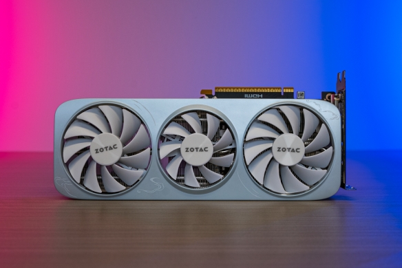 月白风清·典雅新韵：索泰RTX_5060_8GB月白OC评测