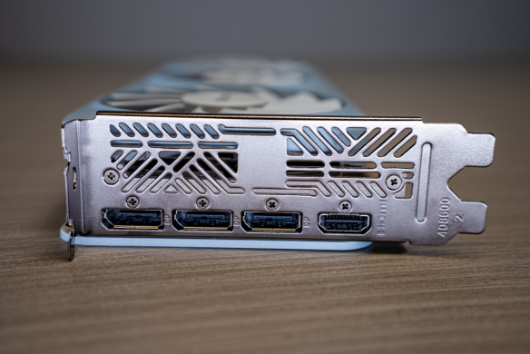 月白风清·典雅新韵：索泰RTX_5060_8GB月白OC评测