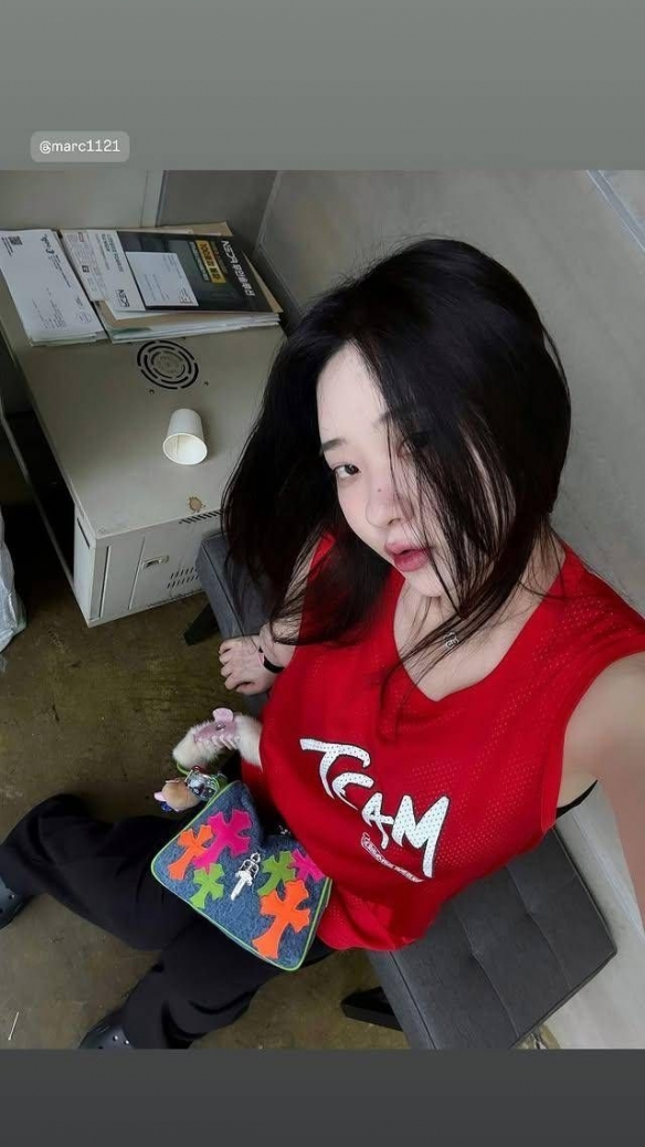 《剑星》体模申才恩展示迷人美图：上衣轻掀，诱惑满满！