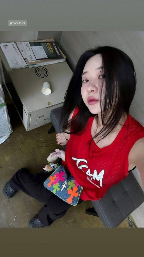 《剑星》体模申才恩展示迷人美图：上衣轻掀，诱惑满满！