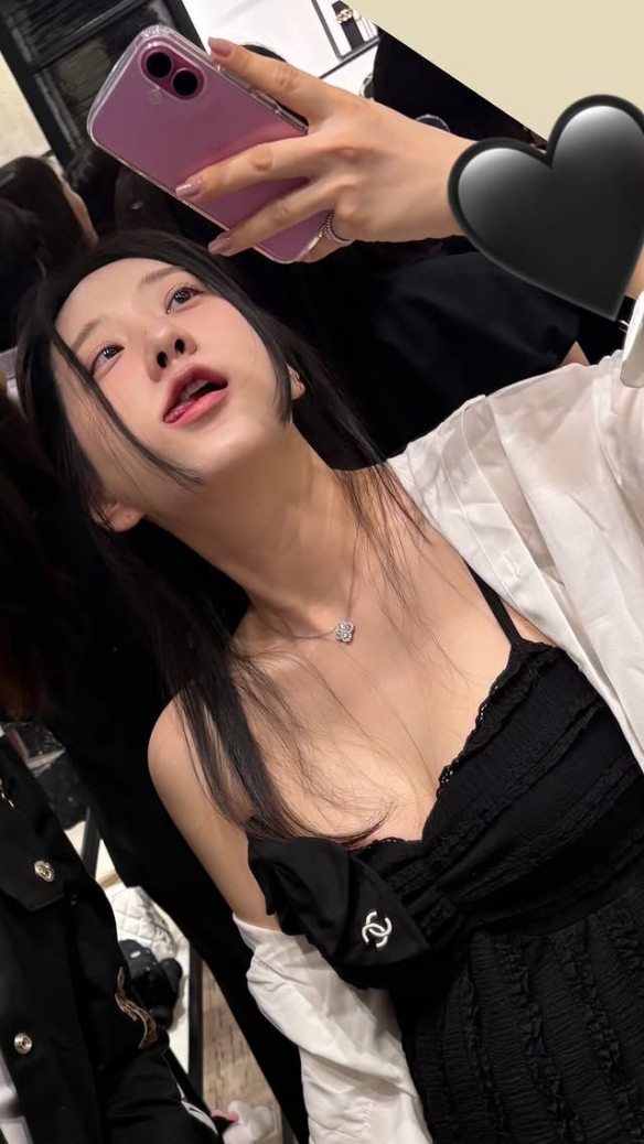 《剑星》体模申才恩展示迷人美图：上衣轻掀，诱惑满满！