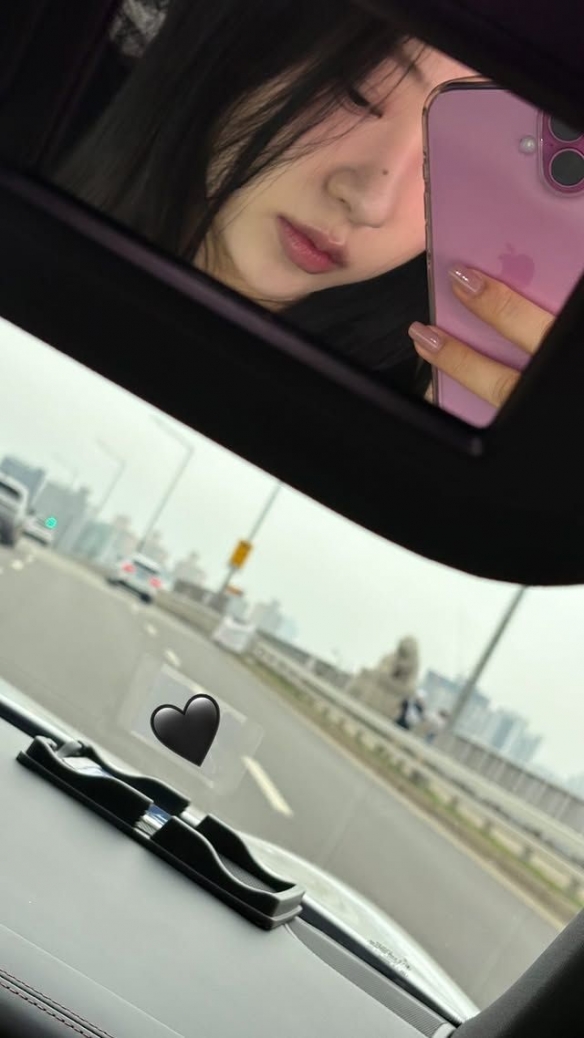 《剑星》体模申才恩展示迷人美图：上衣轻掀，诱惑满满！