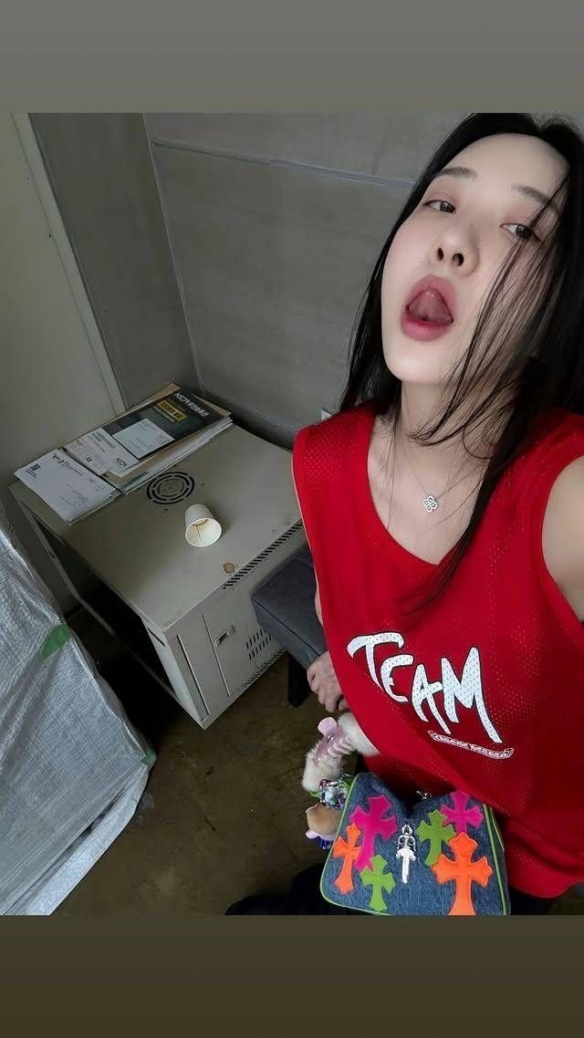 《剑星》体模申才恩展示迷人美图：上衣轻掀，诱惑满满！