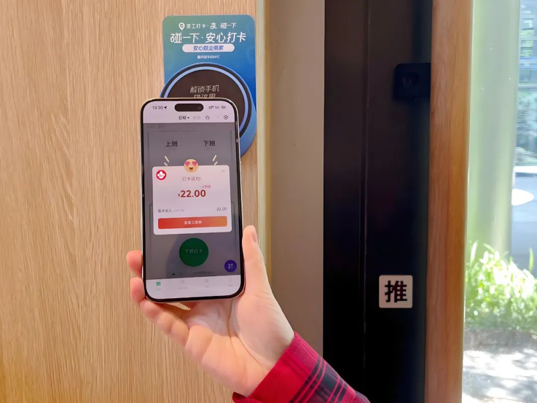 支付宝近期更新异常高调，似乎意在迎战微信。