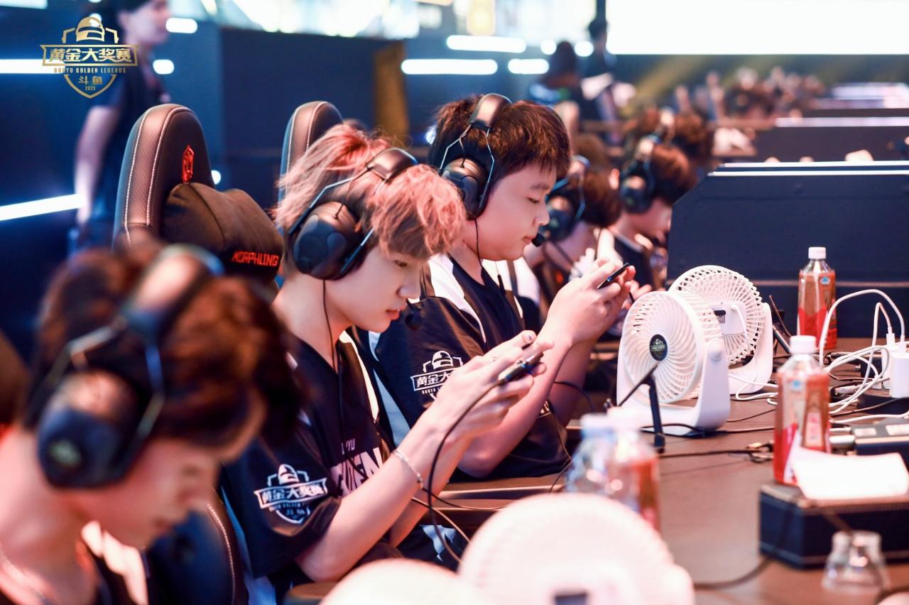 2025斗鱼黄金大奖赛完美收官，银河战舰队夺魁获得30万奖金！