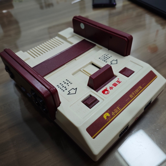 小霸王,欢乐无尽!FC红白机迎来42载:成龙笑开颜 小霸王,欢乐无尽!FC红白机迎来42载:成龙笑开颜