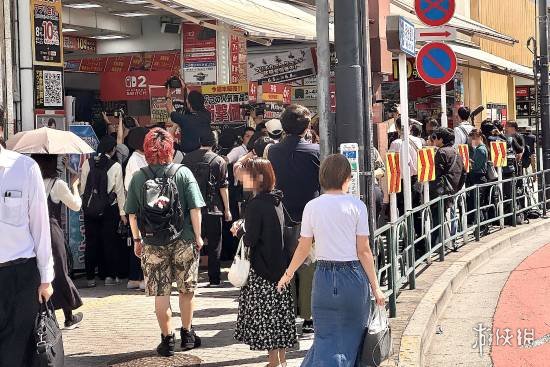 NS2的首发现场异常火热！玩家们纷纷排队抢购，手中拥有新机，仿佛掌控天下！