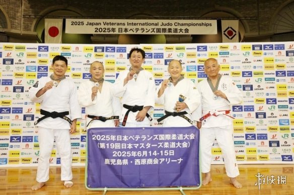 在76岁高龄的年纪，游戏企业的领头人成功夺得柔道比赛冠军，为公司庆祝打折促销活动！  
