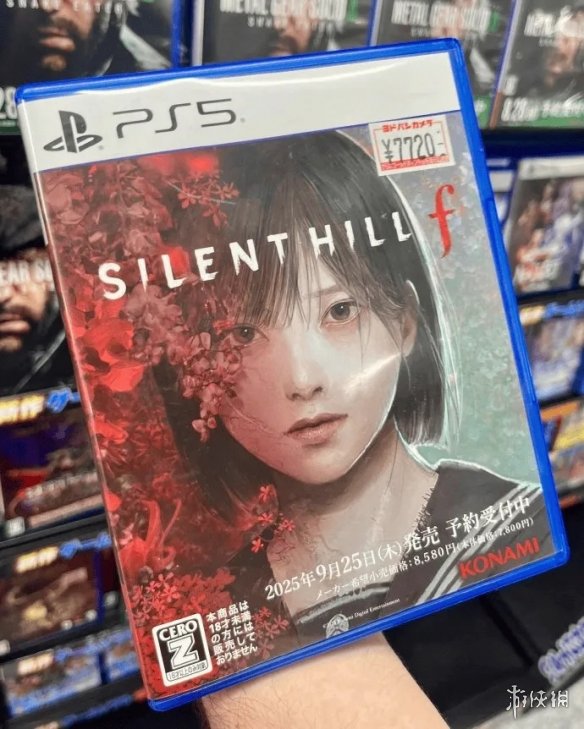 近日，一位游戏博主在社交平台上展示了《寂静岭f》PS5实体版的包装盒，标价为380元！