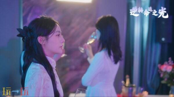 重生题材的真人互动影游《逆转命运之光》正式上线，现已全面发售。  
