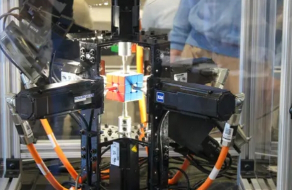 仅用0.103秒！学生团队创造了机器人还原魔方的全球新纪录