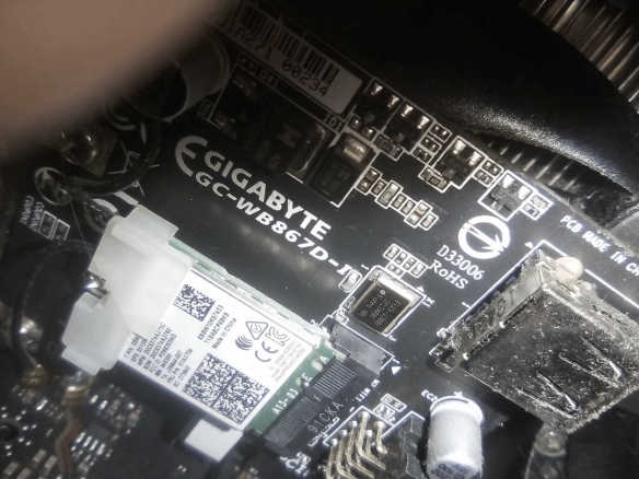 网友在垃圾堆中意外发现的宝藏：一台配备GTX 1080显卡与i7-7700处理器的游戏电脑！