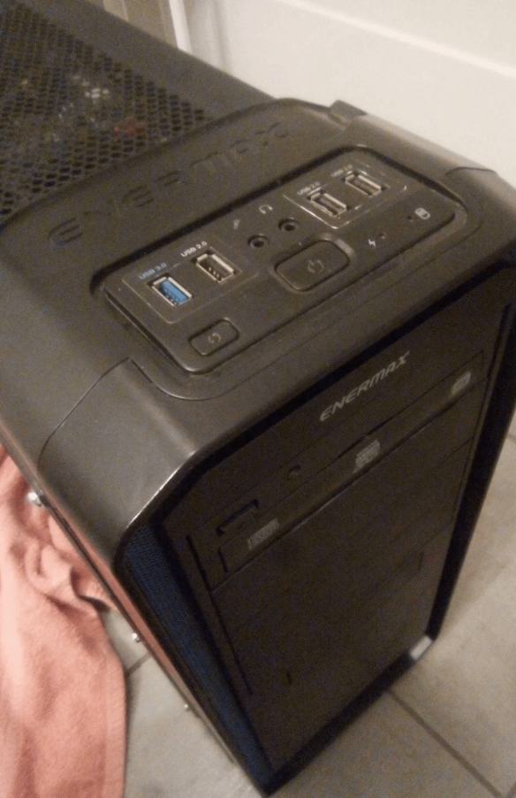 网友在垃圾堆中意外发现的宝藏：一台配备GTX 1080显卡与i7-7700处理器的游戏电脑！