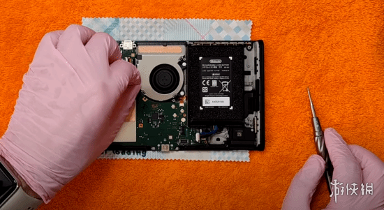 关于Switch2的拆解测试：背部可折叠支架竟然成为最大设计缺陷！
