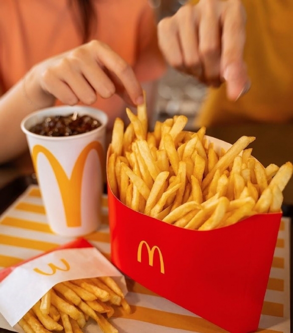 薯迷们注意！为了庆祝“薯条日”，马来西亚麦当劳推出了一款超大份的薯条套餐，引发热烈关注。 
