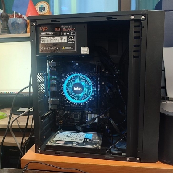 一名个人耗资124万元购买了一台电脑，竟然没有配备独立显卡——估计市值最多几千元！

