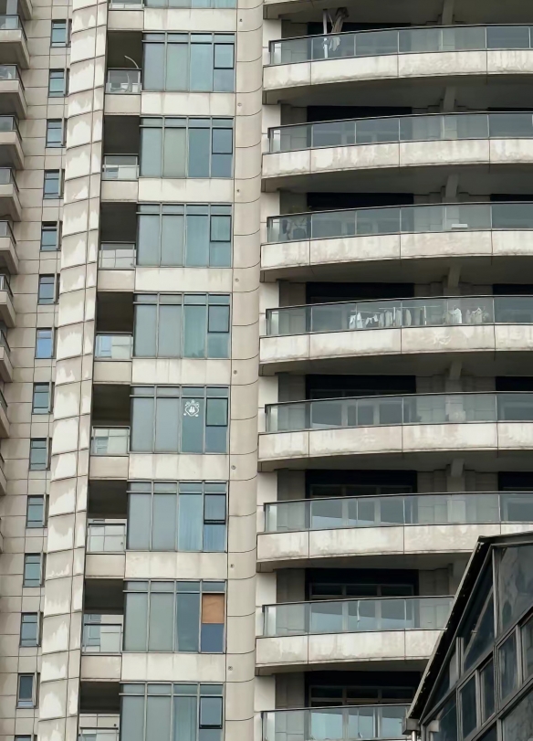 “首屈一指的豪宅”正面临老化难题，网友纷纷质疑：那些高额物业费究竟流向何方？