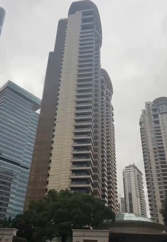 “首屈一指的豪宅”正面临老化难题，网友纷纷质疑：那些高额物业费究竟流向何方？