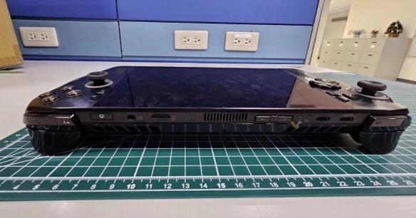 疑似ROG Ally 2与Xbox掌机实物图片曝光,强劲规格引发关注 疑似ROG Ally 2与Xbox掌机实物图片曝光,强劲规格引发关注