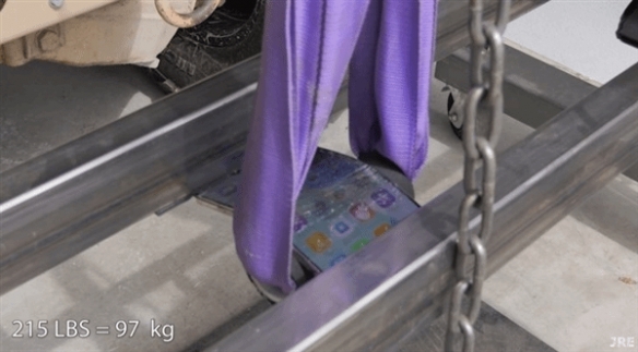 尽管身材娇小，但它的韧性令人惊叹！博主测试iPhone Air需要多大力度才能将其强行弯折