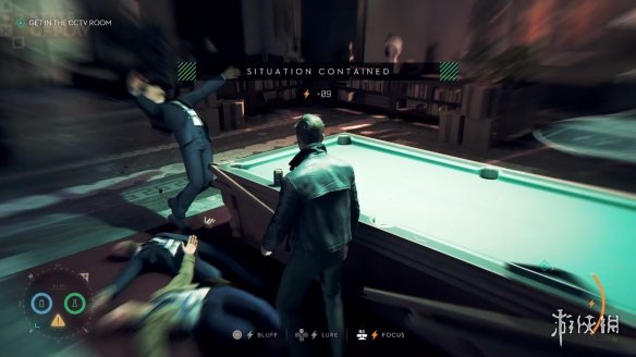 《007:曙光初现》的玩法丰富多样:机智的邦德既可以选择潜行隐匿,也可以采取正面硬刚的策略! 《007:曙光初现》的玩法丰富多样:机智的邦德既可以选择潜行隐匿,也可以采取正面硬刚的策略!