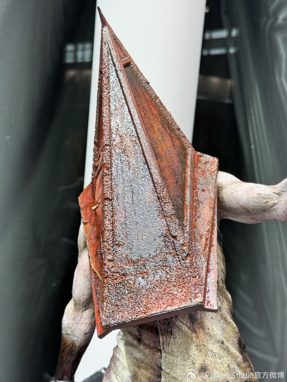 压抑感达到极致！《寂静岭2》雕塑首次亮相，令人窒息的三角头形象实在震撼