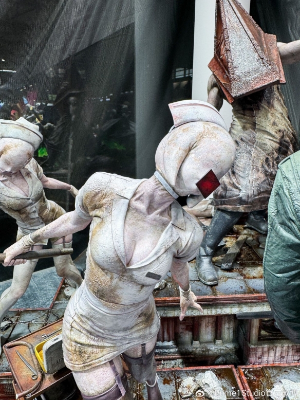 压抑感达到极致！《寂静岭2》雕塑首次亮相，令人窒息的三角头形象实在震撼