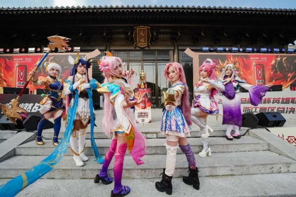 燃爆德寿宫！ZNG战队荣耀登顶战马能量杯，宋韵古都中的电竞巅峰对决令人震撼！