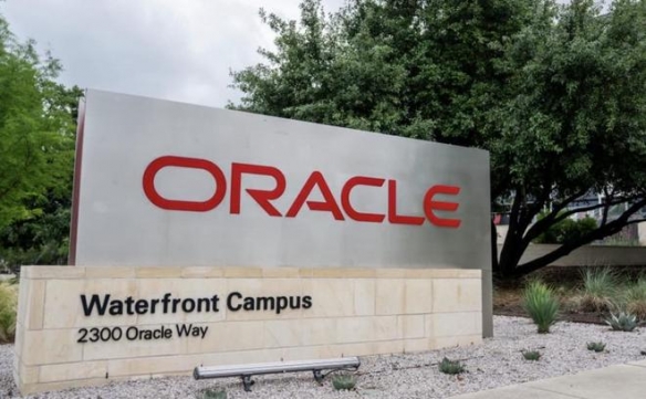 想摆脱微软的限制？OpenAI、英伟达和甲骨文三大科技巨头正携手合作，形成新的联盟格局。

