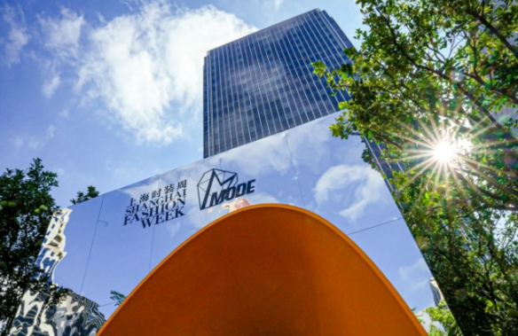 上海时装周积极推动本土设计品牌的国际化进程,彰显中国设计多元化的审美风采 上海时装周积极推动本土设计品牌的国际化进程,彰显中国设计多元化的审美风采