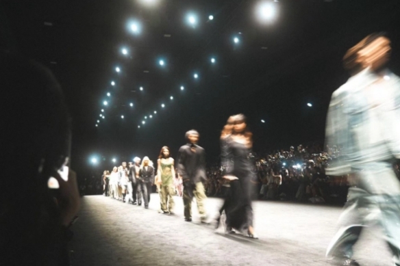 上海时装周积极推动本土设计品牌的国际化进程,彰显中国设计多元化的审美风采 上海时装周积极推动本土设计品牌的国际化进程,彰显中国设计多元化的审美风采