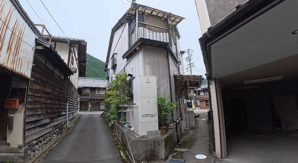 《寂静岭F》的游戏场景与实地拍摄地几乎达到了完美还原的程度，令人叹为观止！

