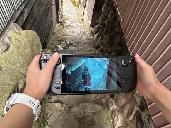 《寂静岭F》的游戏场景与实地拍摄地几乎达到了完美还原的程度，令人叹为观止！

