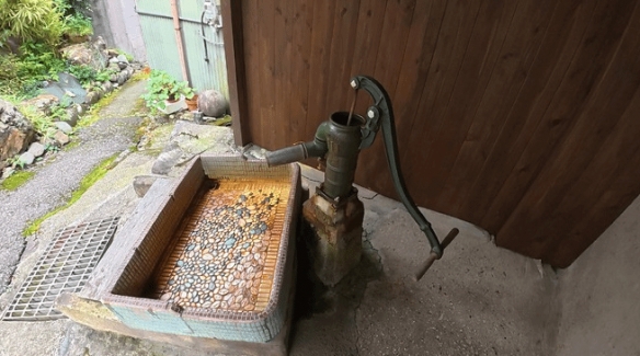 《寂静岭F》的游戏场景与实地拍摄地几乎达到了完美还原的程度，令人叹为观止！

