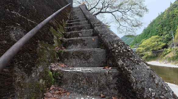 《寂静岭F》的游戏场景与实地拍摄地几乎达到了完美还原的程度，令人叹为观止！

