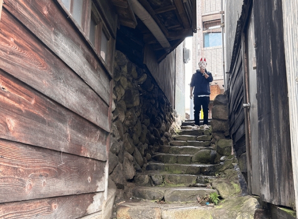 《寂静岭F》的游戏场景与实地拍摄地几乎达到了完美还原的程度，令人叹为观止！

