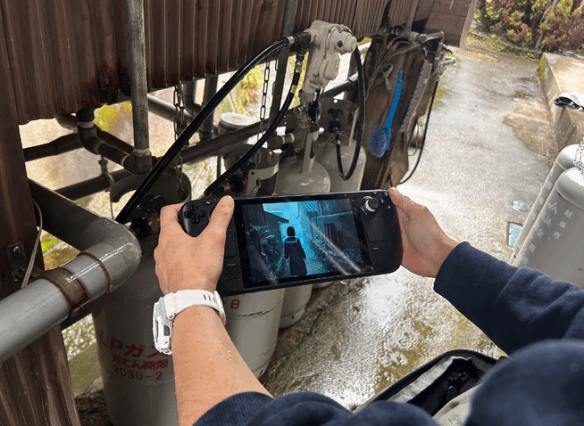 《寂静岭F》的游戏场景与实地拍摄地几乎达到了完美还原的程度，令人叹为观止！

