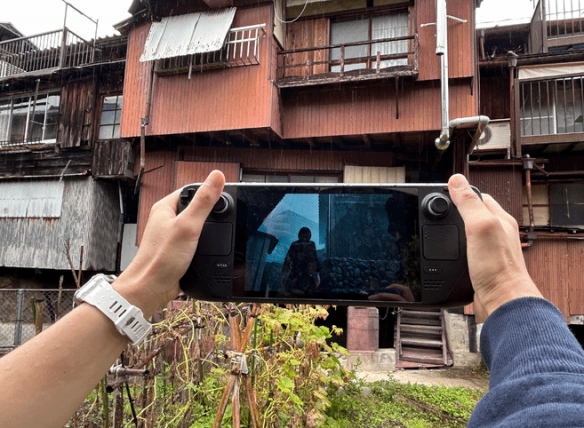 《寂静岭F》的游戏场景与实地拍摄地几乎达到了完美还原的程度，令人叹为观止！

